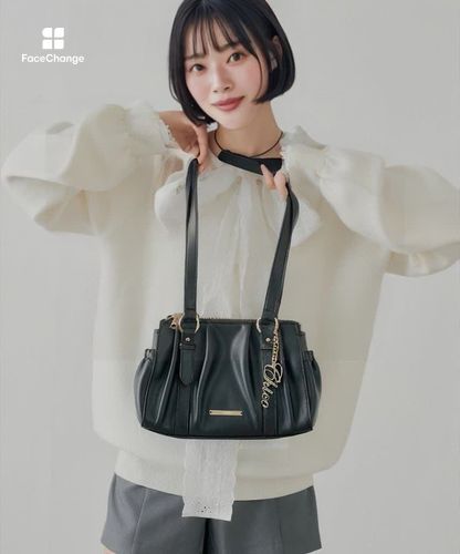 リコちゃん　特大ボストンバッグ　サイドポケット付き マスコットキーホルダー チャーム付きタックデザインボストンバッグ | Chico(チコ)レディース