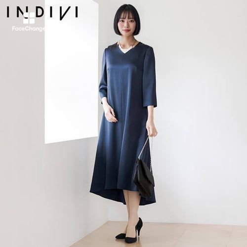 後ろ下がりのヘムラインがクラシカルなワンピース 9号・ネイビー