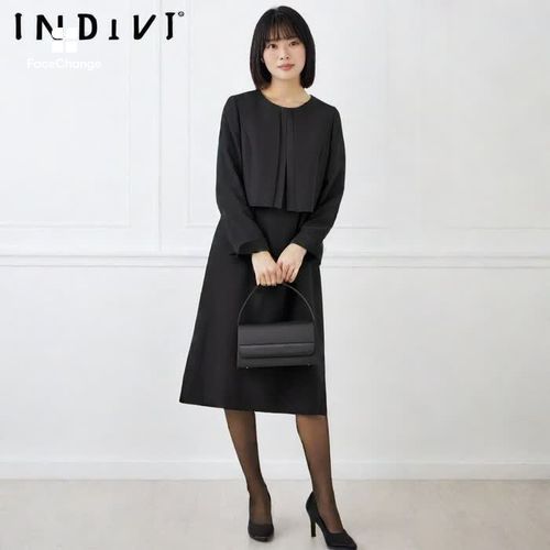 シンプルなノーカラーのアンサンブル 9号・ブラック｜東京ソワール